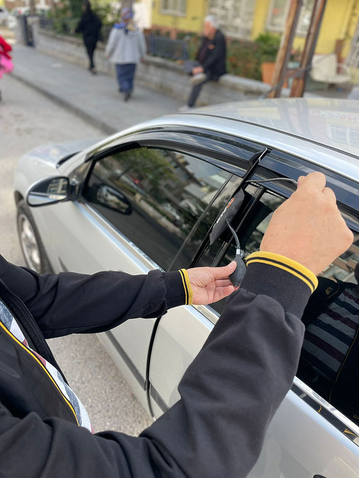 Sinanpaşa Oto Kilitçisi